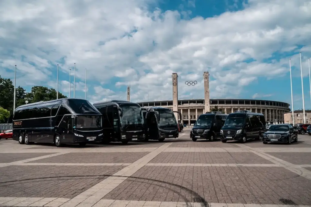 Drive 57 Fuhrpark in Berlin mit Reisebussen, VIP-Shuttles und Limousinen vor dem Olympiastadion