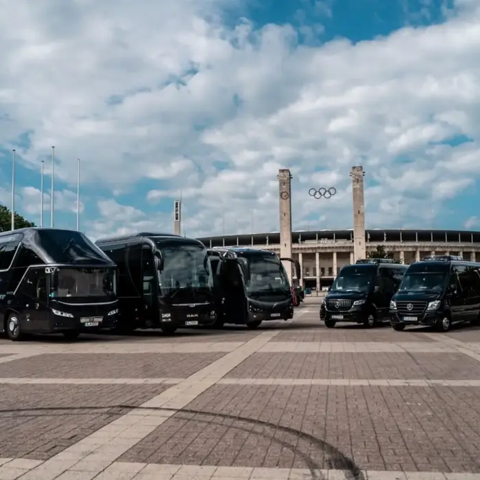 Drive 57 Fuhrpark in Berlin mit Reisebussen, VIP-Shuttles und Limousinen vor dem Olympiastadion