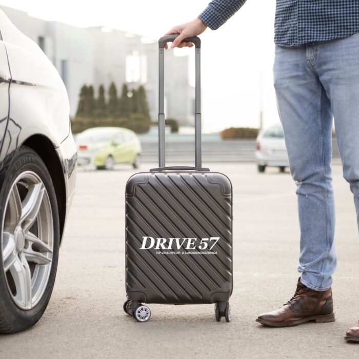 Politiker mit Reisekoffer bei der Abholung zum VIP-Transfer zwischen BER und Bundestag