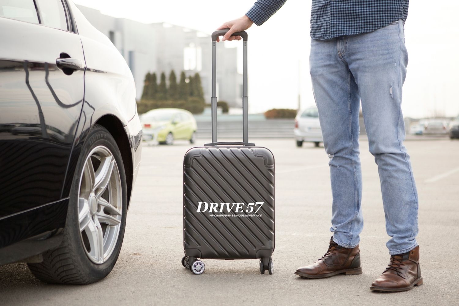 Politiker mit Reisekoffer bei der Abholung zum VIP-Transfer zwischen BER und Bundestag