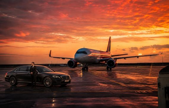 VIP Flughafentransfer Berlin mit schwarzer Mercedes S-Klasse, Chauffeur und Passagierflugzeug am Flughafen