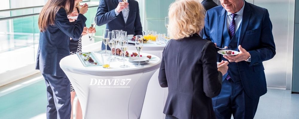 Gäste bei einem Empfang in Berlin, zu dem ein Chauffeurservice auf Abruf gebucht wurde