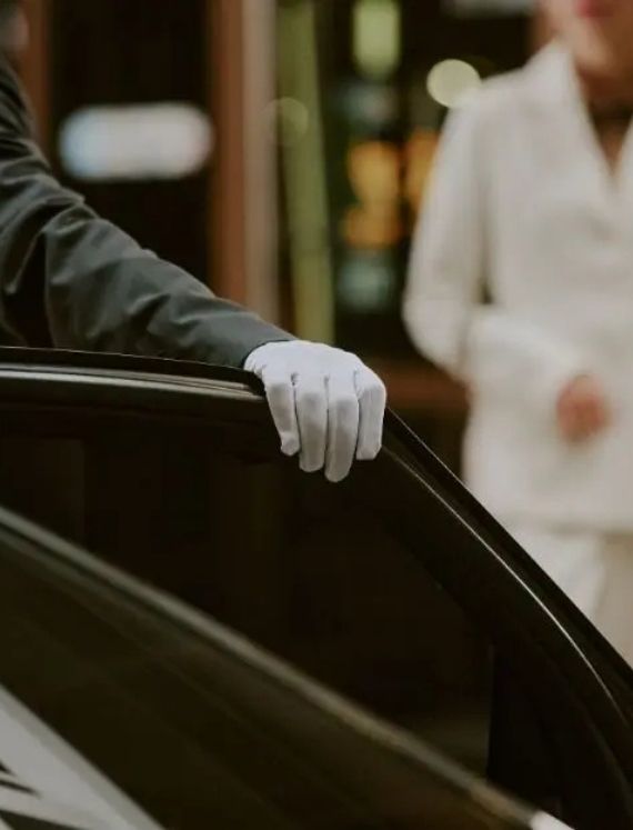 Business Chauffeur Service in Berlin – professioneller Chauffeur öffnet die Tür einer Limousine