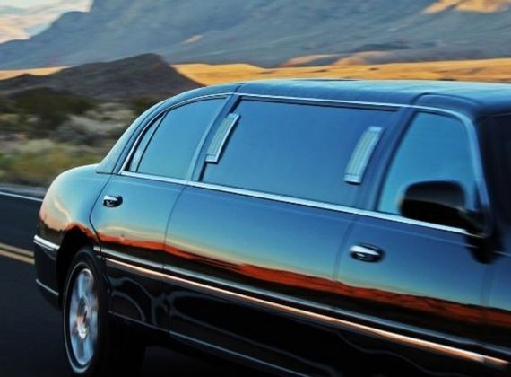 Schwarze VIP-Limousine für diskreten Flughafentransfer mit Chauffeur in Berlin