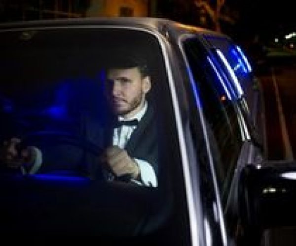 Professioneller Chauffeur von Drive 57 bei einem Business-Shuttle in Berlin